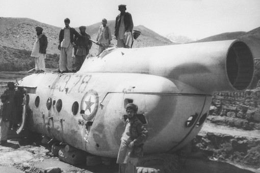 Моджахеды у сбитого вертолета Ми-8. 1988 год