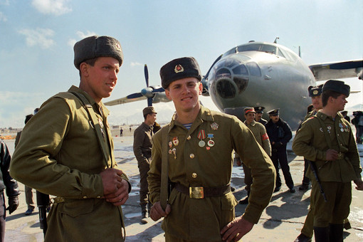 13 февраля 1989 года. Советские солдаты в аэропорту Кабула ждут отправки домой