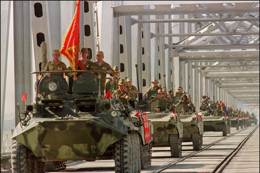 Советские войска пересекают мост в Термезе