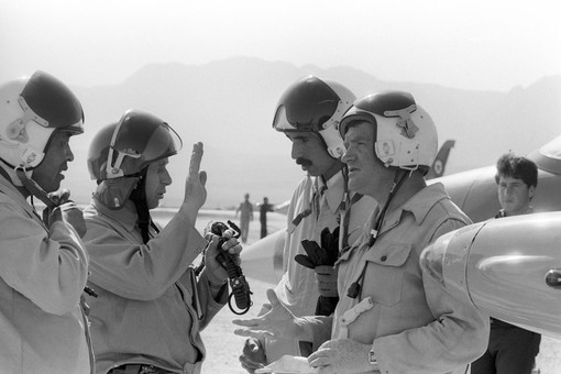 Курсанты училища военных летчиков вооруженных сил республики с советскими пилотами-инструкторами. 1986 год