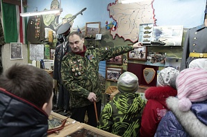 Вячеслав Синицын — бессменный экскурсовод и директор областного музея «Памяти и славы ветеранов боевых действий ХХ века», бывший танкист, ветеран войны в Афганистане.