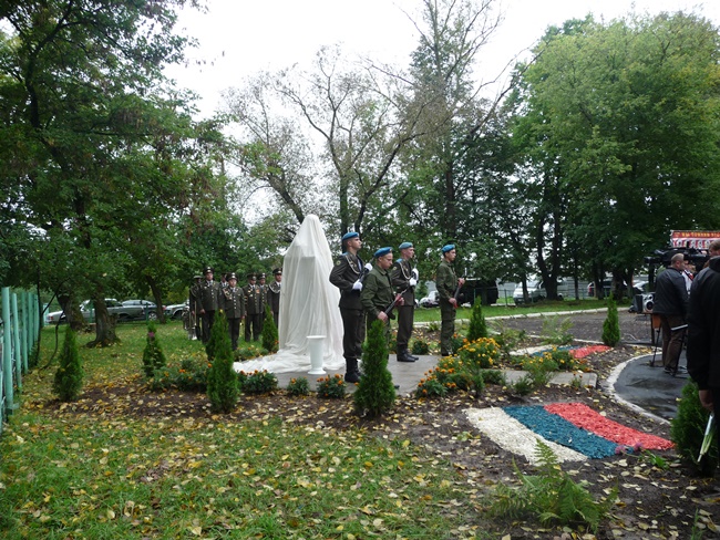 Открытие бюста Героя РФ гвардии капитана Сергея Громова в тульской школе №48 (1)