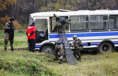 Имитация штурма захваченного террористами автобуса с пассажирами Имитация штурма захваченного террористами автобуса с пассажирами